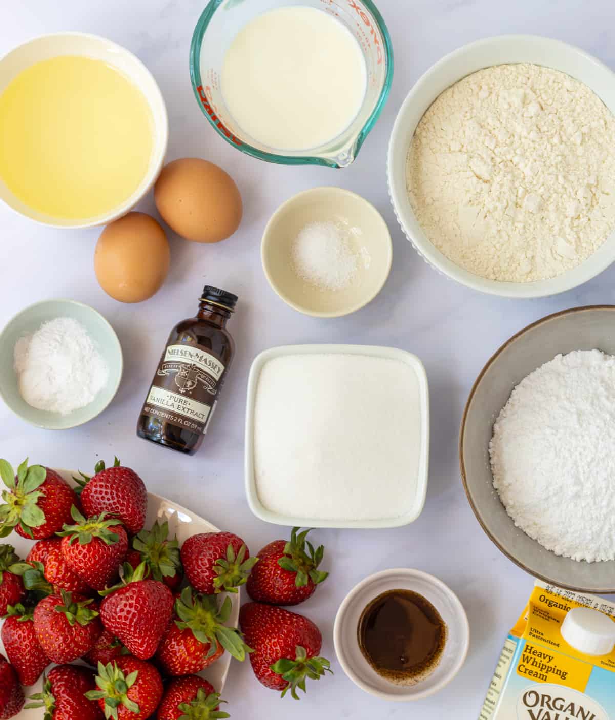 Ingredients for strawberry cake.
